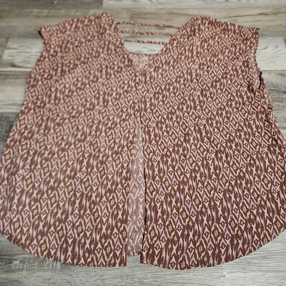 💘 Torrid Georgette Strappy Split Back Blouse - Picture 4 of 5